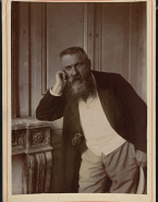 Rodin accoudé à une cheminée