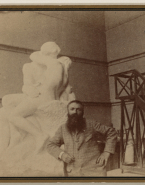 Rodin dans son atelier accoudé au Baiser (marbre)