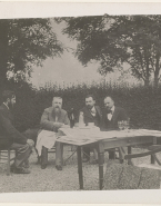 Rodin, Auguste Clot à droite et deux hommes non identifiés dans le jardin