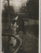 Portrait de Rodin donnant à manger aux cygnes