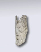 Fragment de relief : satyre portant un panier de fruits issu du cortège de Dionysos