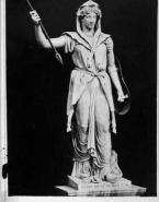 Statue antique avec une lance et un bouclier