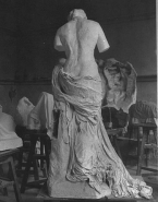 Muse pour le monument à Whistler dans l'atelier (plâtre)