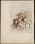 Portrait de Rodin assis sur un banc