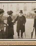 Rodin entouré de trois femmes non idendifiées