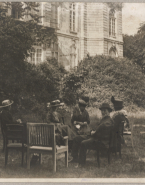 Léonce Bénédite entouré de quatre femmes et un garçon dans le jardin de l'hôtel Biron