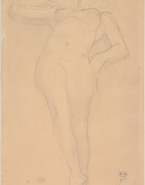 Femme nue allongée, de face, pieds croisés