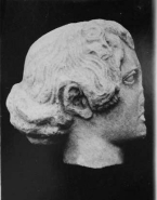 Tête sculptée au nez cassé de profil