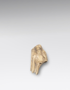 Fragment de relief : femme drapée debout, la main gauche tenant sa chevelure