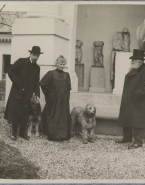 Rainer Maria Rilke, Rose Beuret, Rodin et deux chiens devant le péristyle du pavillon de l'Alma à Meudon