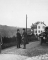 Camp de La Courtine. M. Pujalet, directeur de la sûreté générale (droite) et M. Thabard Robert, chef du cabinet du Préfet de la Haute-Vienne ; au fond, le pavillon où Mme et M. Poincaré ont passé la nuit.