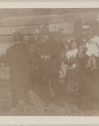 Rodin en compagnie d'un couple et de 2 enfants non identifiés