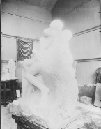 Le Baiser (marbre) dans l'atelier