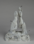 Assemblage de deux nus féminins debout, jambes croisées se faisant face sur un tertre (maquette pour Femmes enlacées)