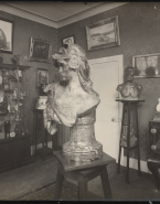 Sculptures de Rodin et autres œuvres dans un intérieur bourgeois
