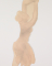 Femme nue agenouillée, les mains jointes au-dessus du visage