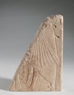 Fragment de stèle : défunt tourné vers la droite, vêtu d'un pagne plissé