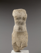 Fragment de statue du roi Ptolémée III Évergète Ier, avec pilier dorsal