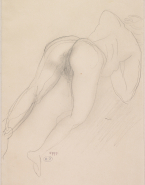 Femme nue sur le ventre, coudes et genoux au sol, de trois-quarts vers la droite