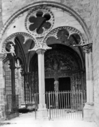 Porche et portail avec le tétramorphe dans le tympan