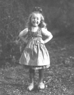 Portrait d'une petite fille non identifiée souriante