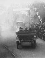 Périgueux. Dans un tourbillon de poussière on franchit le premier arc de triomphe.