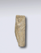 Fragment de relief : Dionysos accoudé à un pilier