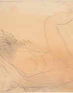 Femme nue assise de face et une jambe haute
