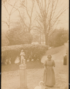 Femme donnant à manger à un cygne devant le péristyle du pavillon de l'Alma