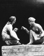 Deux figures féminines sculptées