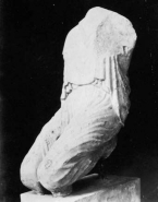 Statue féminine antique angenouillée