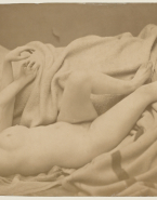 Modèle féminin nue, allongée sur une couverture