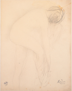 Femme nue penchée en avant et passant un vêtement