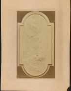 Jeune femme (plâtre) avec enfant à ses genoux et angelot au-dessus, cartouche bas-relief