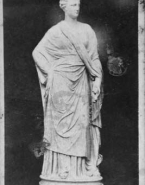 Statue féminine drapée antique