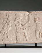 Horus hierocéphale trônant entre les images divines d'un faucon et d'un cobra