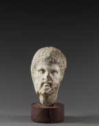 Fragment de stèle : tête masculine barbue