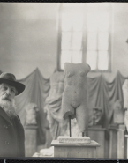 Rodin au milieu de sa collection d'antiques