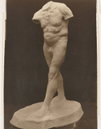 Victor Hugo, debout, nu, sans tête et sans bras (plâtre)