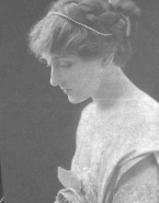 Portrait d'une femme non identifiée, tête baissée avec une tresse et un collier
