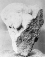 Profil de visage de femme antique émergeant d'un bloc de pierre