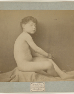 Jeune garçon nu posant assis, de profil