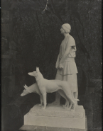 Groupe sculpté d'une femme et deux loups (plâtre)