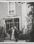 Rose Beuret et Rodin marchant devant la maison du couple Vivier