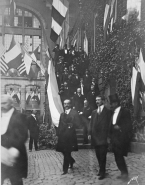 Limoges. Visite de M. le Président aux usines de porcelaine Haviland et Cie. Sortie