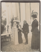 Rodin et Lady Cunard devant le péristyle du pavillon de l'Alma à Meudon