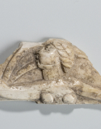 Fragment de relief : torse de femme avec voile flottant au dessus de la tête