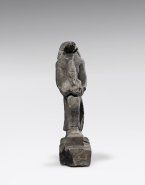 Statuette avec pilier dorsal d'un homme debout sur base tenant devant lui un Osiris