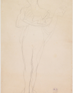 Femme nue debout, de face, passant un vêtement par les bras
