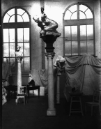 Muse tragique sur une colonne dans l'atelier (plâtre)